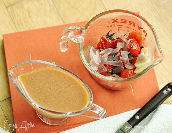 В отдельную посуду перелить бульон из кастрюли. В другую посуду переложить помидоры, лук, чеснок и перец. Они нам больше не понадобятся.