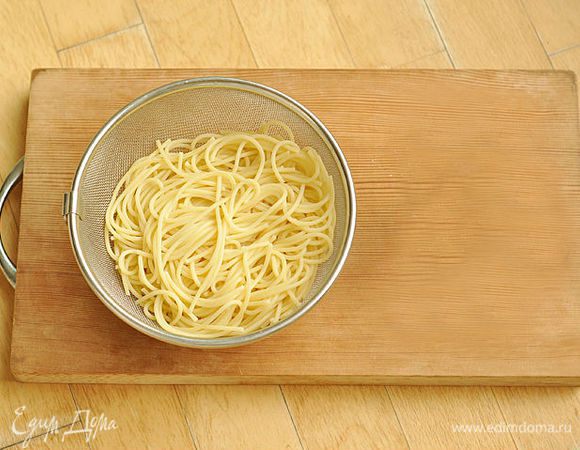Готовые спагетти откинуть на дуршлаг. Промокнуть спагетти бумажным полотенцем.