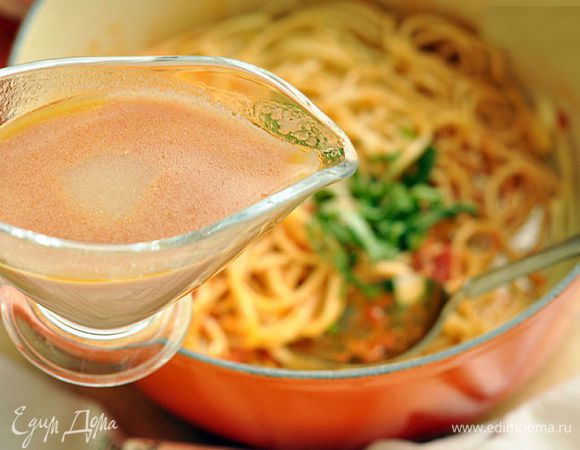 Добавить бульон и перемешать.