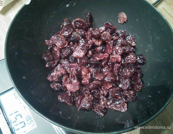 С вечера смешать ром с апельсиновым соком, выложить в эту смесь вяленую или сухую клюкву и оставить на ночь пропитываться. Так же с вечера отвесить творог, чтобы избавиться от лишней жидкости. Это именно те 8 часов, которые я указала в плане подготовки. 