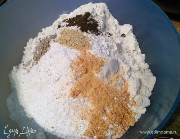 Смешать сухие ингредиенты (у меня молотая ваниль и порошок апельсиновой цедры, поэтому отнесла их к сухим ингредиентам. Если у вас палочка ванили и апельсин, то из нее нужно достать зернышки и, соответственно, снять с апельсина цедру).  