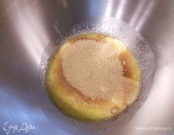 Размягченное сливочное масло взбить с сахаром. 