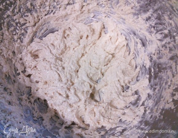 В течение нескольких минут до светлой густой массы и увеличения в объеме. 