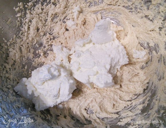 Добавить хорошо отвешенный мягкий однородный творог (у меня обезжиренный), хорошо взбить с маслом. 