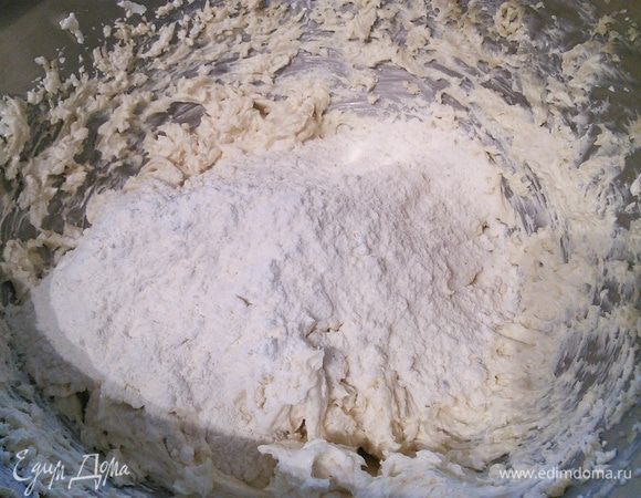 Ввести мучную смесь.