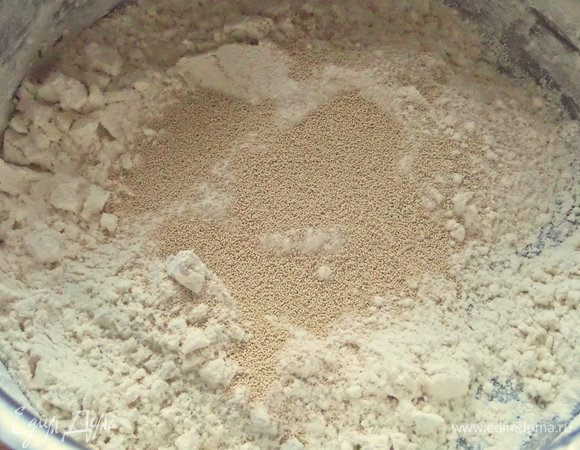 Для опары муку смешать с дрожжами.
