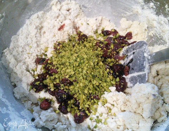 Добавить клюкву вместе с жидкостью, в которой она замачивалась, фисташки. 