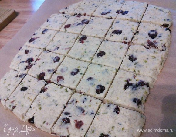 Тесто раскатать прямо на пергаменте и разрезать на квадраты. 