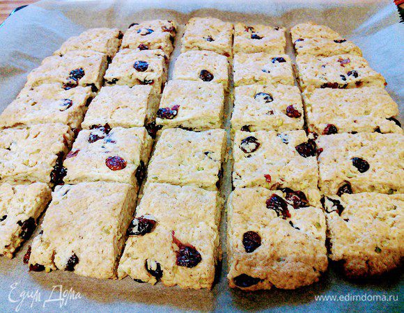 Выпекать в заранее разогретой до 180°С духовке 12 — 15 минут. Моей духовке понадобилось 15 минут. Легкий золотистый цвет и проба на сухую палочку подскажет о готовности печенья. 