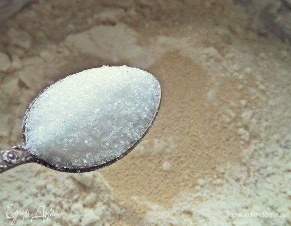 Добавить маленькую ложечку сахара.