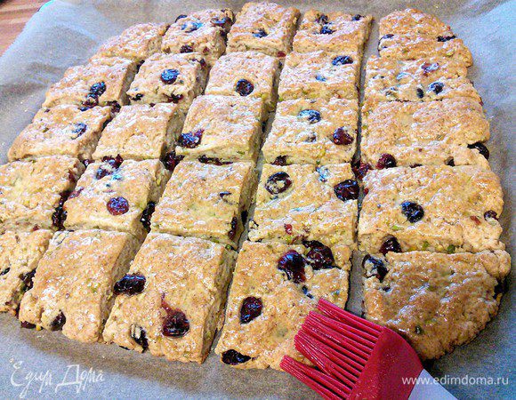 Ещё теплое печенье смазать растопленным сливочным маслом.  