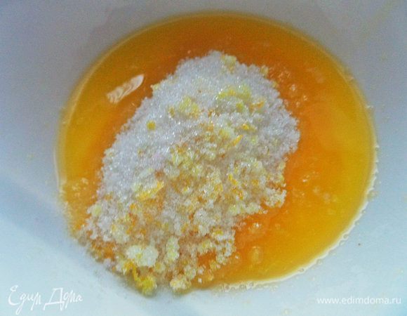 Высыпать к маслу лимонно-ванильный сахар.