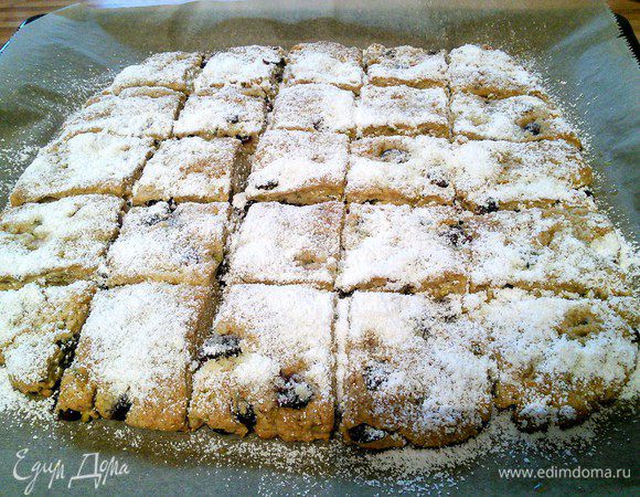 Обильно посыпать сахарной пудрой.