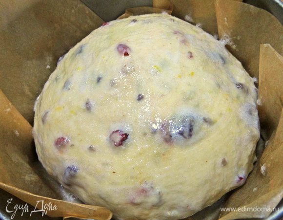 Смазать взбитым белком верх.