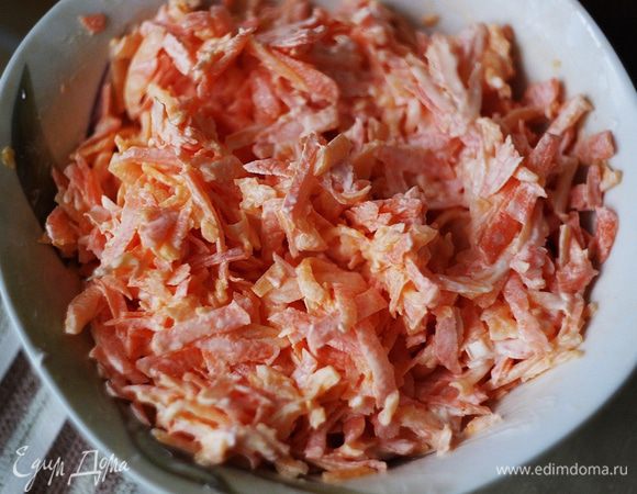 Добавьте сметану, перемешайте, дайте смеси постоять. Вместо сметаны можно использовать жирные сливки.