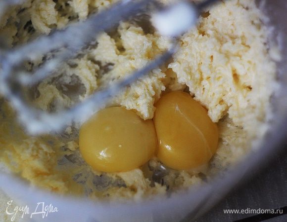 Мягкое масло взбейте с сахаром добела. Яйца разделите на белки и желтки. Добавьте желтки в масло и взбейте в крем на максимальной скорости. 