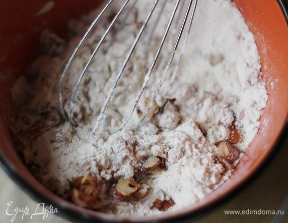 Просейте муку и смешайте ее с разрыхлителем и не слишком мелко рублеными орехами. Количество орехов можно увеличить — вплоть до 100 г, здесь уже дело вкуса. Также грецкие орехи можно заменить любыми другими, например, фундуком, но, на мой вкус, именно грецкие сюда подходят идеально.