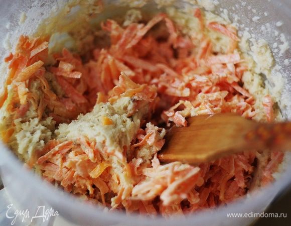 Всыпьте постепенно мучную смесь во взбитое масло, мешая на маленькой скорости миксером. Добавьте овощи, перемешайте лопаткой. 
