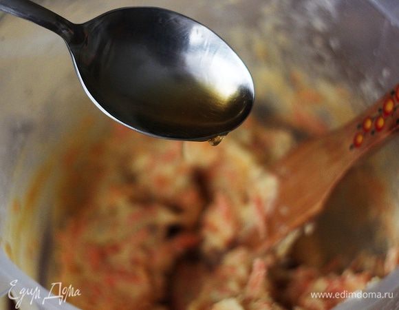 Влейте коньяк, перемешайте тесто. Вместо коньяка можно использовать ореховый ликер.