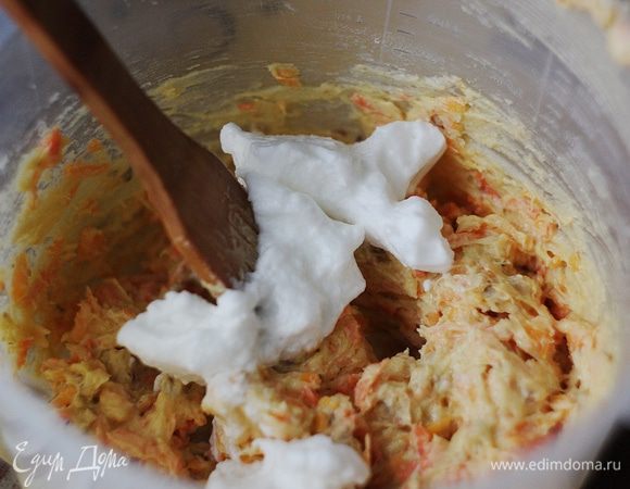 Взбейте белки в крутую пену. Вмешайте около треть массы в тесто, чтобы его размягчить. 