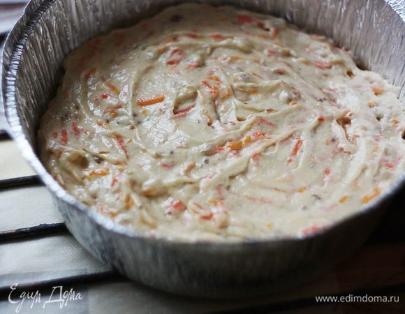 Выложите тесто в форму, смазанную маслом и присыпанную мукой. В данном случае форма алюминиевая, поэтому ее смазывать ничем не нужно. 