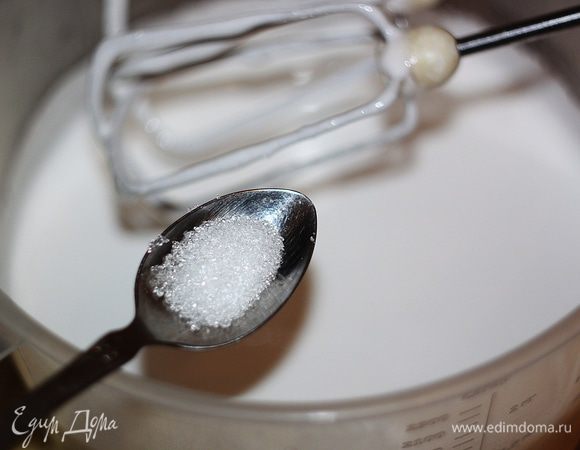 Затем добавить лимонную кислоту и взбивать еще 5 минут.