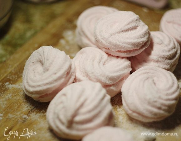 Достаем из холодильника, с помощью смоченного в холодной воде ножа снимаем половинки зефиринок с бумаги, скрепляем их между собой и посыпаем сахарной пудрой.