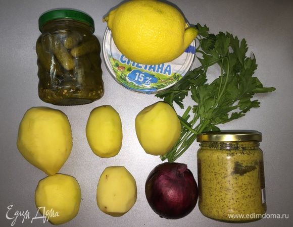 Подготовим продукты. На картинке у меня совсем маленькие маринованные корнишоны: таких надо взять штук 6. В рецепте дана пропорция для нормальных больших огурцов (брать соленые или маринованные — на ваш вкус). Луковку берите маленькую. Для начала отварим картошку до готовности. Она должна быть мягкой, но не разваливаться, пюре нам не нужно.