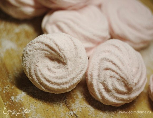 Зефир получился мягкий, воздушный и упругий, больше похожий на маршмеллоу, чем на классический зефир. И очень вкусный! Приятного аппетита!