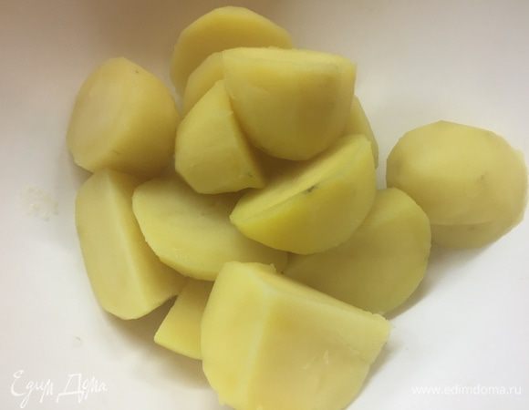 Картошку сливаем и тут же горячую перекладываем в миску, где будем замешивать салат.