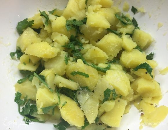 Добавляем петрушку и аккуратно перемешиваем. Ждем пару минут, чтобы картошка впитала вкусы и запахи.