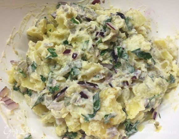 Завершаем сборку салата. Добавляем сметану, лук, огурцы и горчицу. Перемешиваем опять-таки аккуратно, чтобы картошка осталась кусочками, а не стала кашей. Салат можно есть уже теплым, но минут 5 постоять ему все-таки дайте. Холодный он совсем другой на вкус, так что если теплый как-то не пошел, то дайте ему второй шанс, когда он остынет.