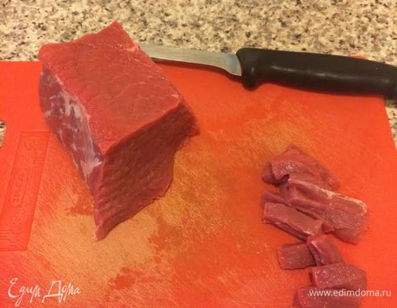 Мясо вымыть, обсушить и нарезать.