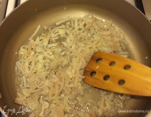 Лук крупно нарезать, потушить.
