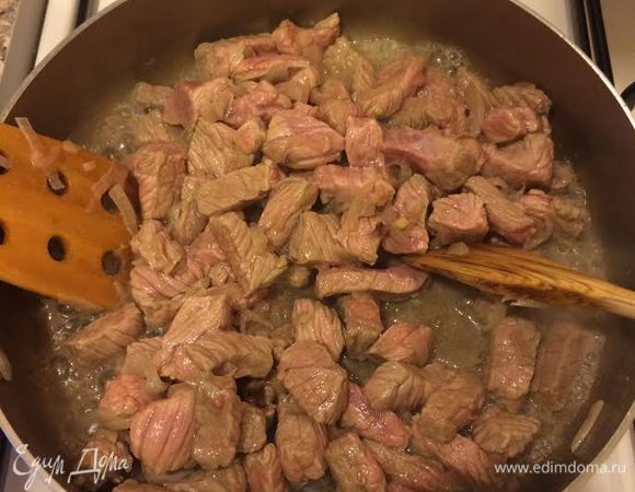 Добавить мясо, перец и обжарить 2 — 3 минуты на сильном огне.