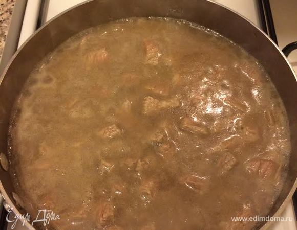 Залить горячей водой (вода слегка должна покрывать мясо) и тушить до готовности.