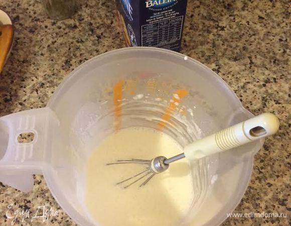 Сметану, муку и воду (50 мл) взбить венчиком.