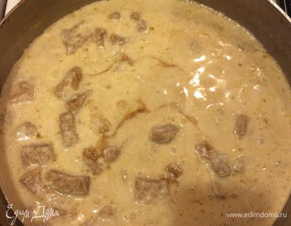 Добавить вустерширский соус, соль, перемешать и тушить 5 минут.