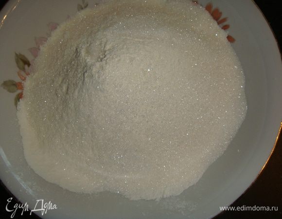 Муку и разрыхлитель просеять в миску. Добавить сахар.