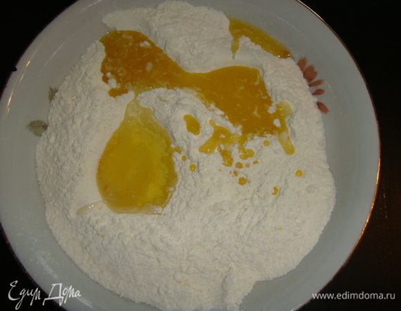 Добавить яйцо, растопленное и охлажденное сливочное масло, ванилин.