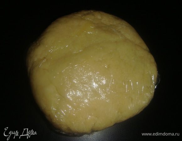 Замесить густое тесто. Скатать его в шар, обернуть пищевой пленкой и убрать в холодильник на 30 минут.