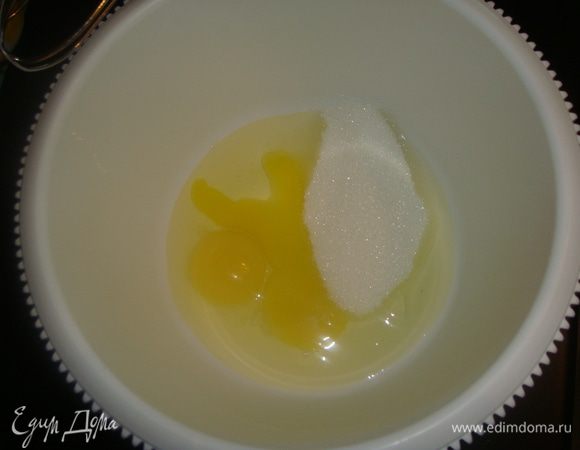 Для начинки взбить яйца и сахар.