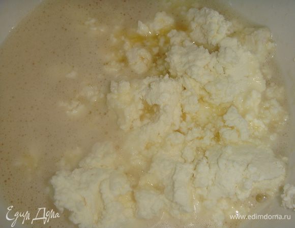 Добавить рикотту и взбить миксером до однородности.