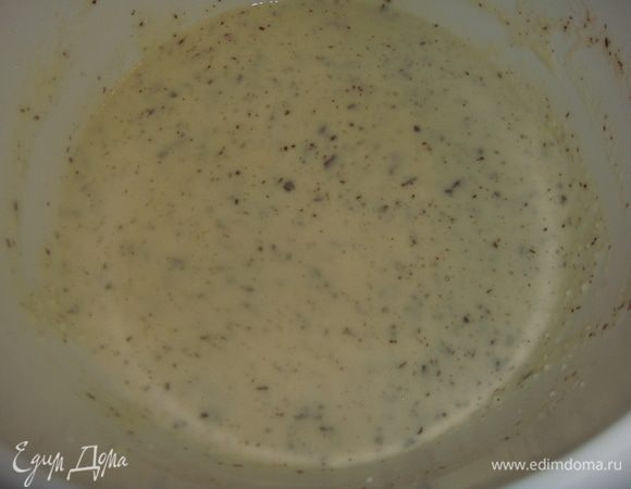 Шоколад порубить ножом и вмешать в начинку.