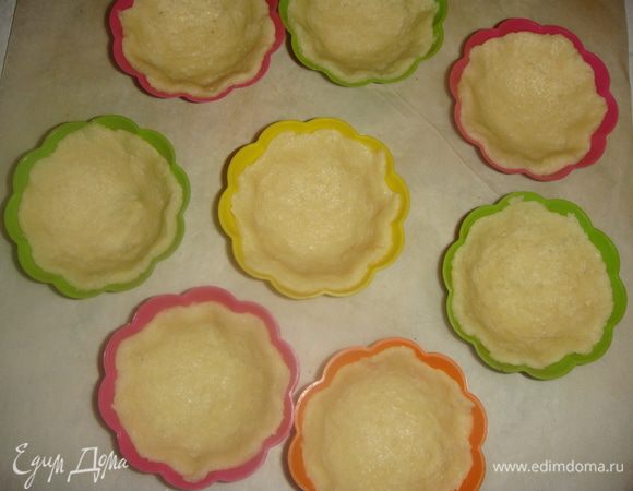 Тесто распределить по формочкам.