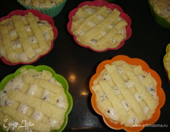 Оставшееся тесто тонко раскатать и нарезать полосками. Уложить полоски поверх начинки.