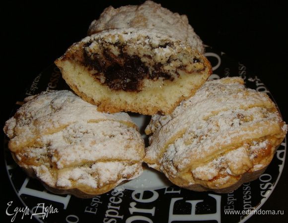 Выпекать тарталетки в разогретой до 170°С духовке 25 — 30 минут. Сверху посыпать сахарной пудрой. На следующий день тарталетки пропитались и были еще вкуснее. 