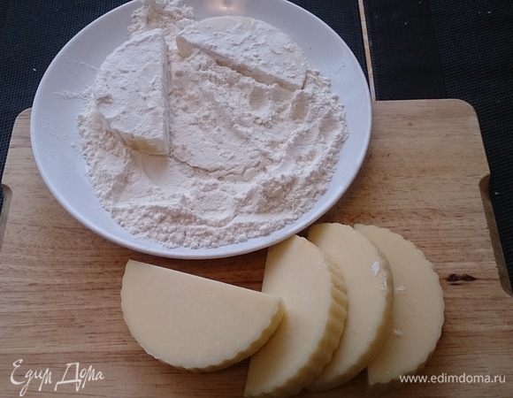 Нарезаем толстыми кусочками сулугуни и обваливаем в муке.