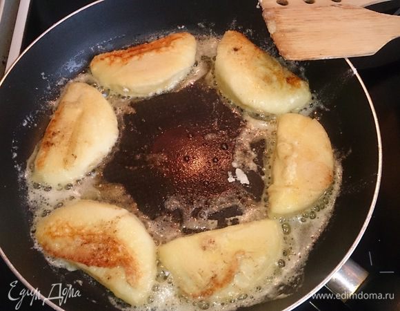 Обжариваем на сливочном масле с двух сторон.