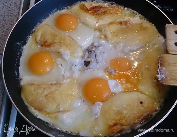 Заливаем яйцами.